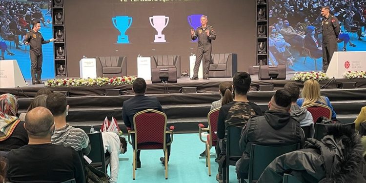 SOLOTÜRK ekibi gençlerle buluştu