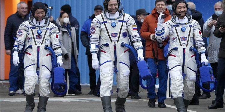 Japon milyarder uzay gezisi sonrası dünyaya döndü