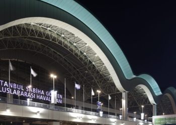 Sabiha Gökçen’de karla mücadele çalışmaları sürüyor