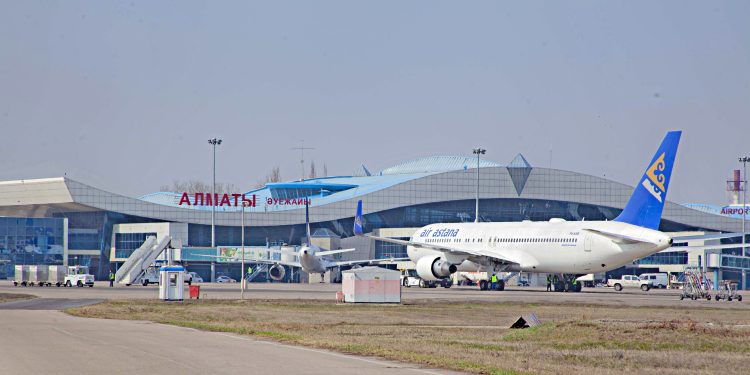 Almatı Havalimanı’ndaki yolcular geceyi uçakta geçirdi