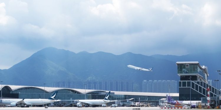 Hong Kong, transit uçuşları yasakladı