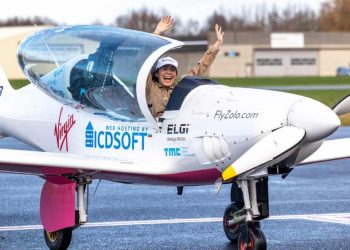 19 yaşında uçakla dünyayı turladı