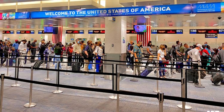 Yolcu maske takmadı, uçak havalimanına geri döndü