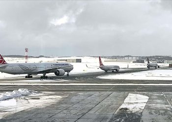 İstanbul Havalimanı’nda karla mücadele çalışmaları sürüyor