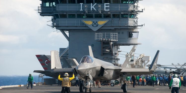 F35’i Çin Denizi’nden çıkarma çalışmaları başladı