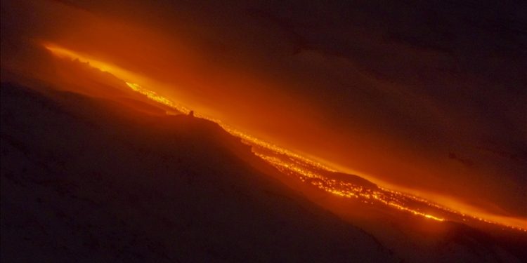 Faaliyete geçen Etna, hava sahasını kül ile kapladı