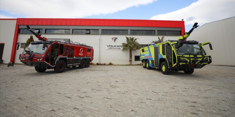 Türk ‘Lion’u 12 ülkenin havalimanında alevlerle savaşıyor