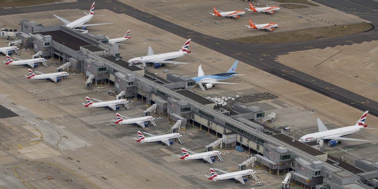 İngiltere havalimanları kapattığı pist ve terminalleri açıyor