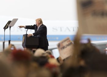 Donald Trump’ı taşıyan uçak acil iniş yaptı