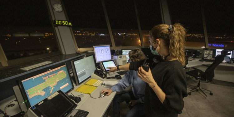 Ankara’daki kar yağışı hava ulaşımını olumsuz etkiledi