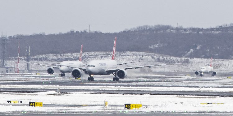 THY kötü hava şartları nedeniyle 407 seferini iptal etti