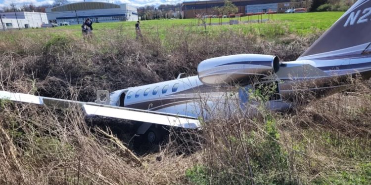 Özel jet havalimanı yerine dereye indi