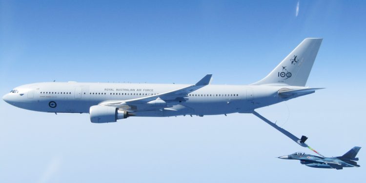 Avustralya tanker uçağı, Japon F-2’lerine yakıt ikmali yaptı