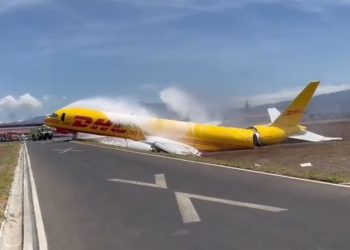 DHL uçağı pistten çıktı, ikiye bölündü