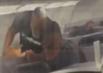 Mike Tyson uçakta yolcuyu yumrukladı