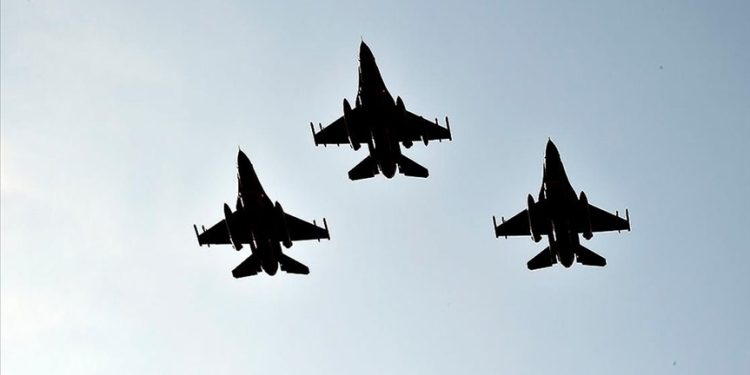 Türk jetleri Yunan savaş uçaklarına müdahale etti