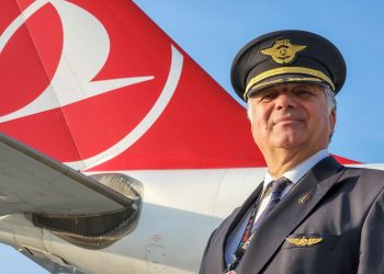 48 yıl görev yaptığı pilotluğa veda etti