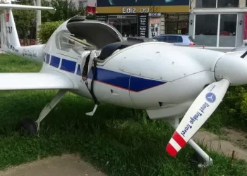Şehir meydanına konulan uçak tahrip edildi