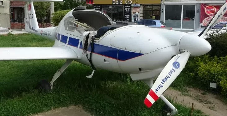 Şehir meydanına konulan uçak tahrip edildi