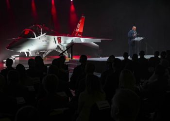 Boeing, yeni T-7 Red Hawk eğitim uçağını tanıttı