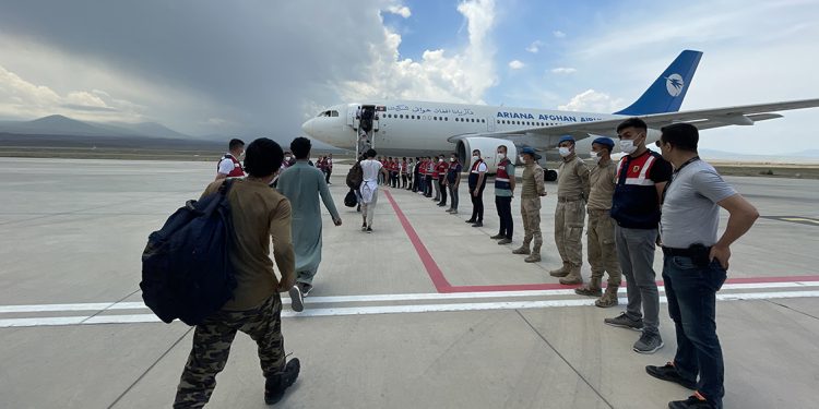 Göçmenler 96 charter sefer ile ülkelerine gönderildi