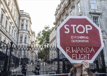 İngiltere, sığınmacıları Ruanda’ya göndermede ısrarcı
