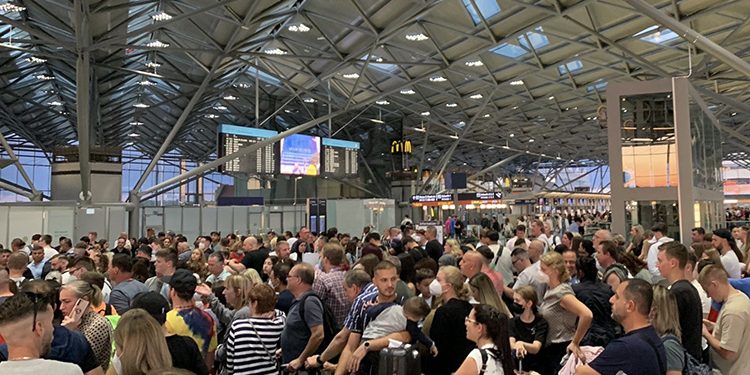 Havalimanlarında personel eksikliği nedeniyle yoğunluk yaşanıyor