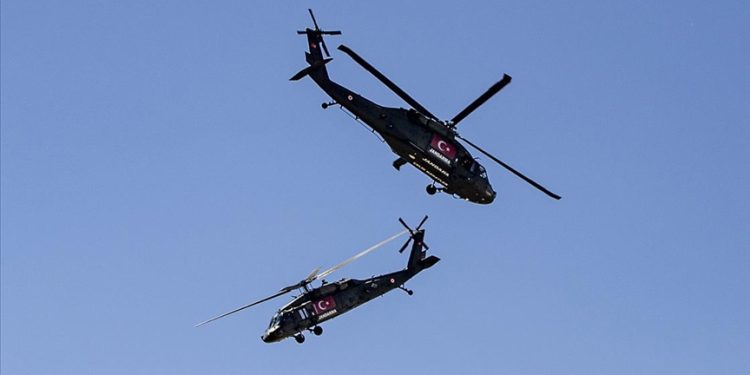 Erzurum’da Türk Yıldızları ve Çelik Kanatlar’dan gösteri uçuşu