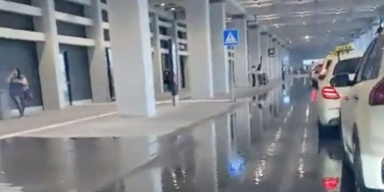 Berlin-Brandenburg Havalimanı’nı su bastı