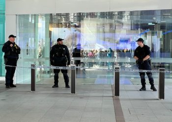 Canberra Havalimanı’nda bir kişi havaya ateş açtı