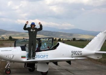 17 yaşında dünyanın çevresini tek başına uçan en genç kişi oldu