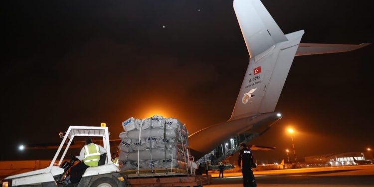 Yardım malzemelerini taşıyan uçaklar Pakistan’a ulaştı