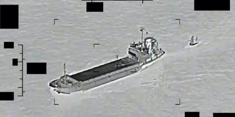 İran, ABD’ye ait insansız gemiye kanca taktı