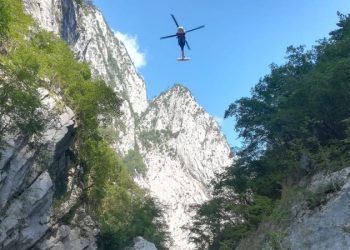 Kanyonda mahsur kalan sporcular helikopterle kurtarıldı