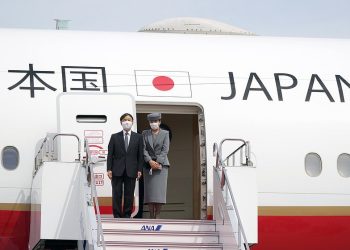 Japon İmparatoru protokole uydu: Tarifeli uçakla geldi