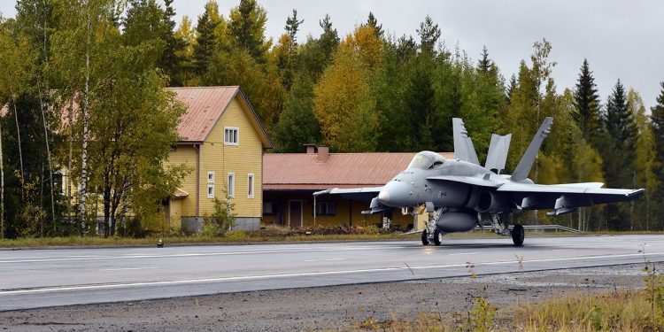 Finlandiya savaş uçağı tatbikatı için otoyolu kapattı