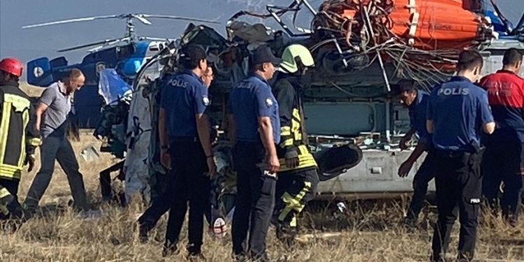 Denizli’de yangın söndürme helikopteri düştü