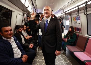 Bakan Karaismailoğlu, Sabiha Gökçen Havalimanı’na metroyla geldi