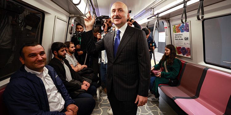 Bakan Karaismailoğlu, Sabiha Gökçen Havalimanı’na metroyla geldi