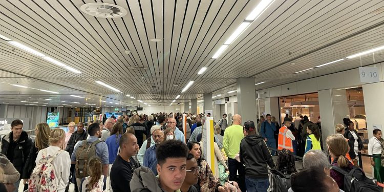 Schiphol Havalimanı’nda yoğunluk ve düzensizlik sürüyor