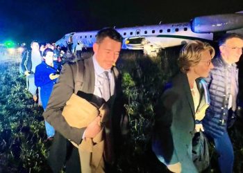 Fransız bakanın olduğu uçak pistten çıktı