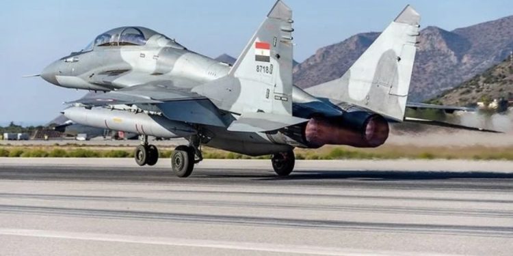 Mısır’da savaş uçağı düştü