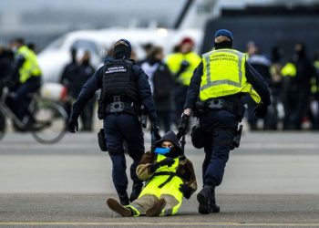Çevrecilerden Schiphol Havalimanı eylemi