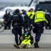Çevrecilerden Schiphol Havalimanı eylemi