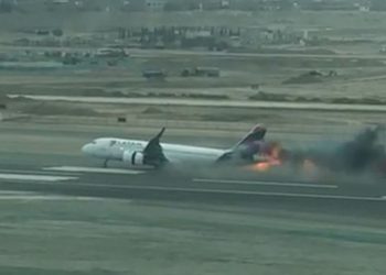 Havalanmak üzere olan yolcu uçağı itfaiyeye çarptı