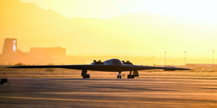 B-2 Spirit bombardıman uçağında acil iniş sonrası yangın çıktı