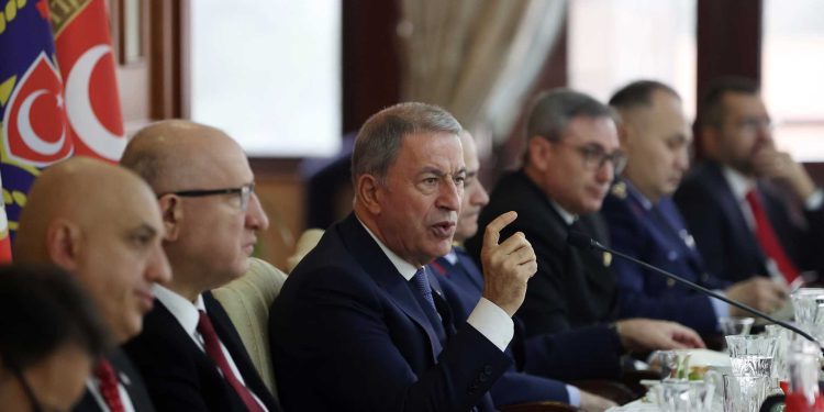 Bakan Akar’dan Suriye’ye kara harekatı mesajı