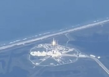 Havadaki uçak yolcuları SpaceX roketinin fırlatışına denk geldi