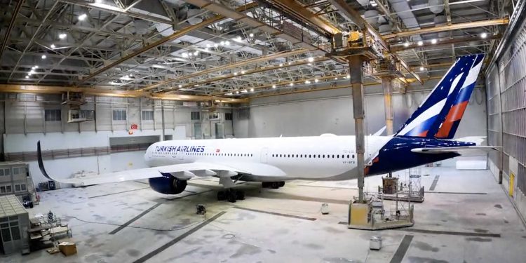 THY uçağı Aeroflot renklerinden özüne döndü