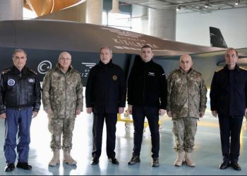 Savunma Bakanı ve komutanlar Baykar’da